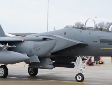 Πιλότοι και πλήρωμα ετοιμάζουν F-15 για απογείωση! (βίντεο)